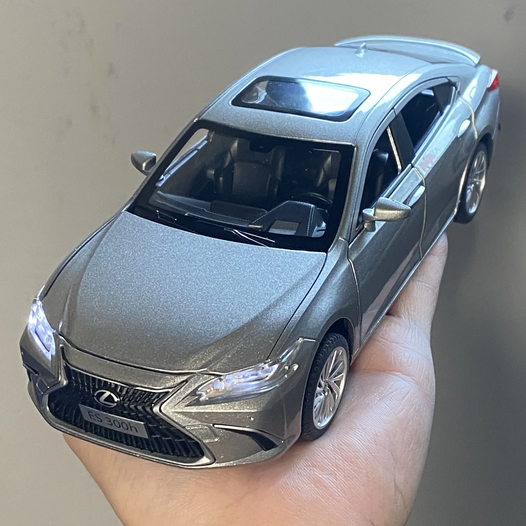 Silver Diecast Model Car 1:24 Scale for Collectors 1 Silver Diecast Model Car 1:24 Scale for Collectors