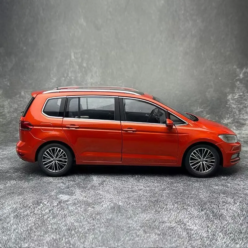 1:18 VW Touran L MPV Diecast Model 5 1:18 VW Touran L MPV Diecast Model - Image 5