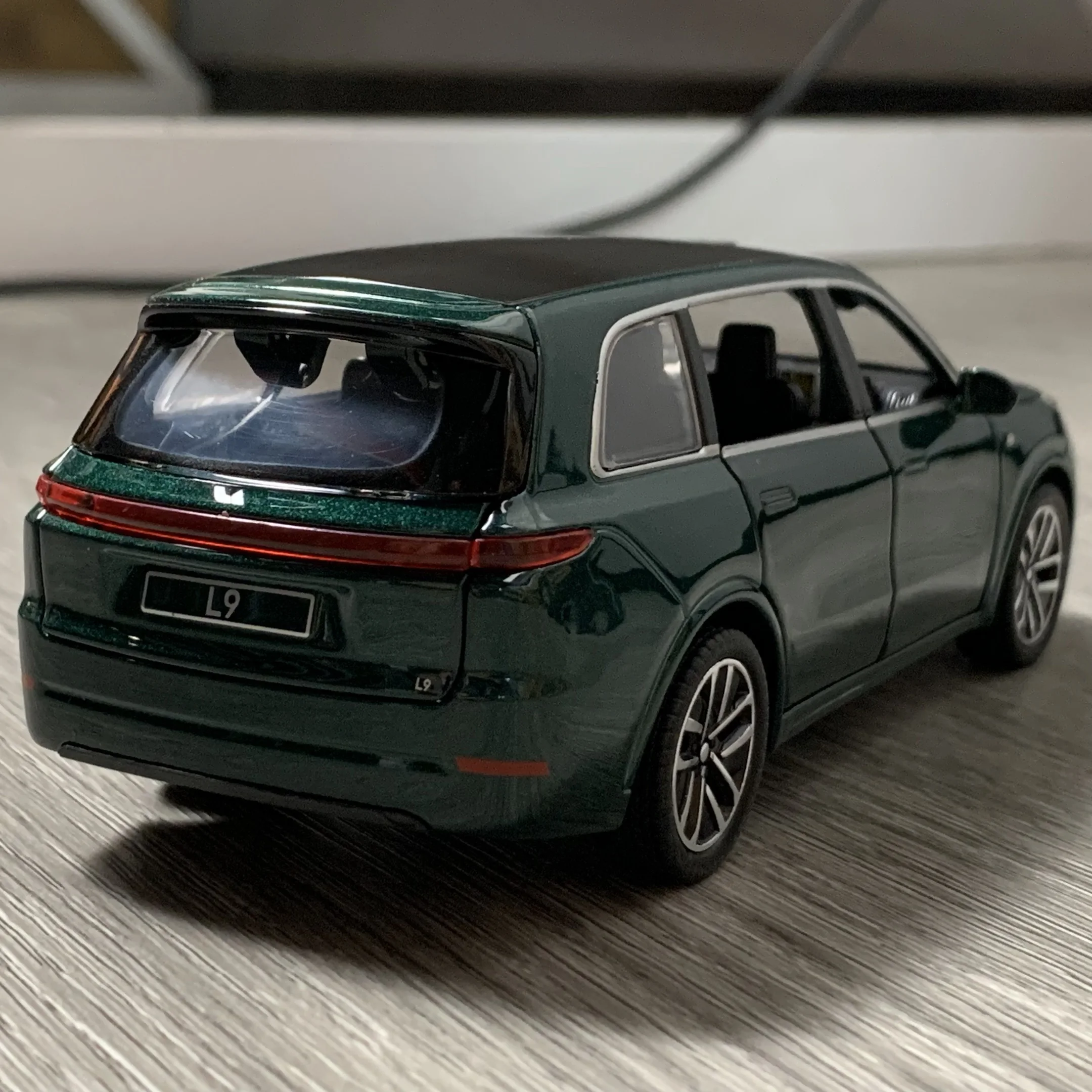 1:32 Scale Li Auto L9 SUV Die-Cast Model 4 1:32 Scale Li Auto L9 SUV Die-Cast Model - Image 4