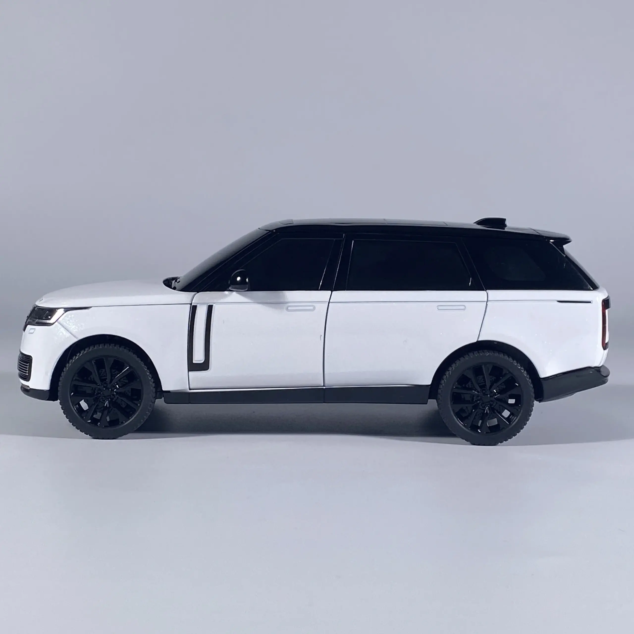 Land Rover Range Rover SV 1:24 Scale Diecast Model 3 Land Rover Range Rover SV 1:24 Scale Diecast Model - Image 3