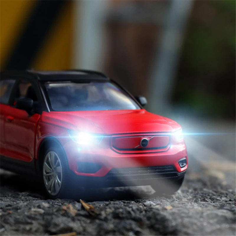 Volvo XC40 1:32 Scale Diecast Model Black 4 Volvo XC40 1:32 Scale Diecast Model Black - Image 4