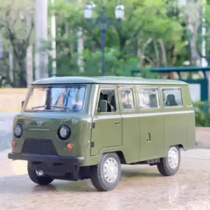 1:18 Scale UAZ Traveler MPV Diecast Model