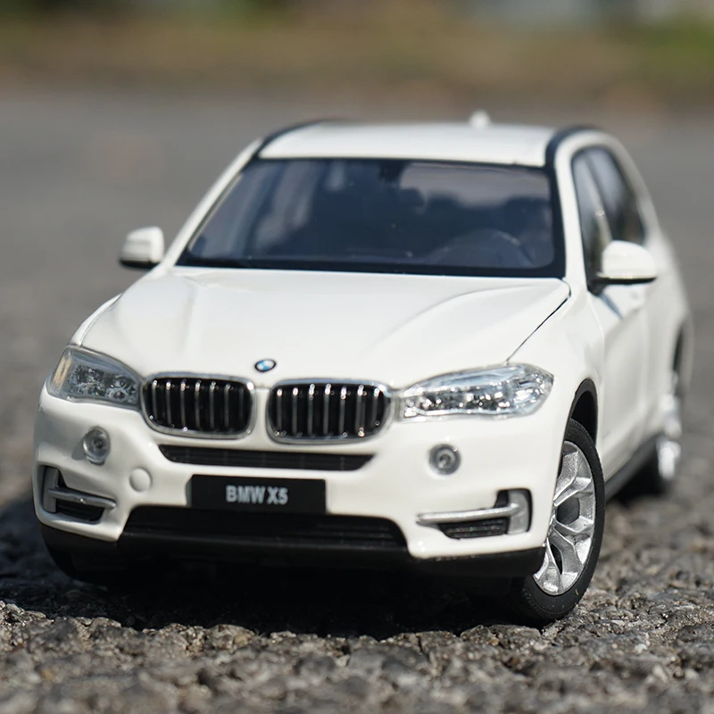 BMW X5 1:24 Diecast Model with Detailing 3 BMW X5 1:24 Diecast Model with Detailing - Image 3
