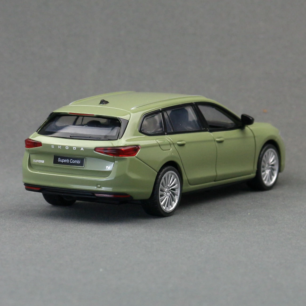 Vibrant Green 1/35 Skoda Superb Combi Model 5 Vibrant Green 1/35 Skoda Superb Combi Model - Image 5