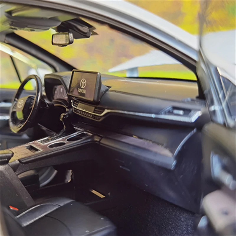 1:18 Sienna MPV Diecast Model Collection 5 1:18 Sienna MPV Diecast Model Collection - Image 5