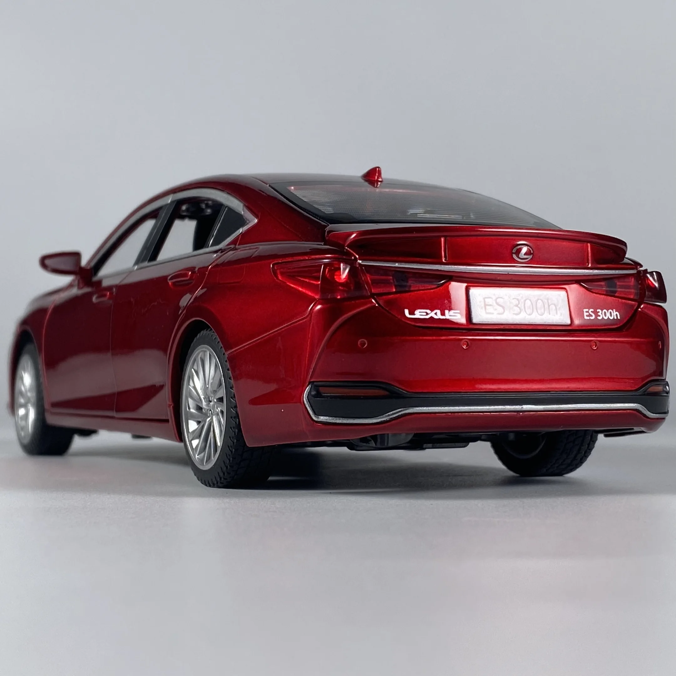 1:24 Scale Lexus ES300H Classic Sedan Model 4 1:24 Scale Lexus ES300H Classic Sedan Model - Image 4