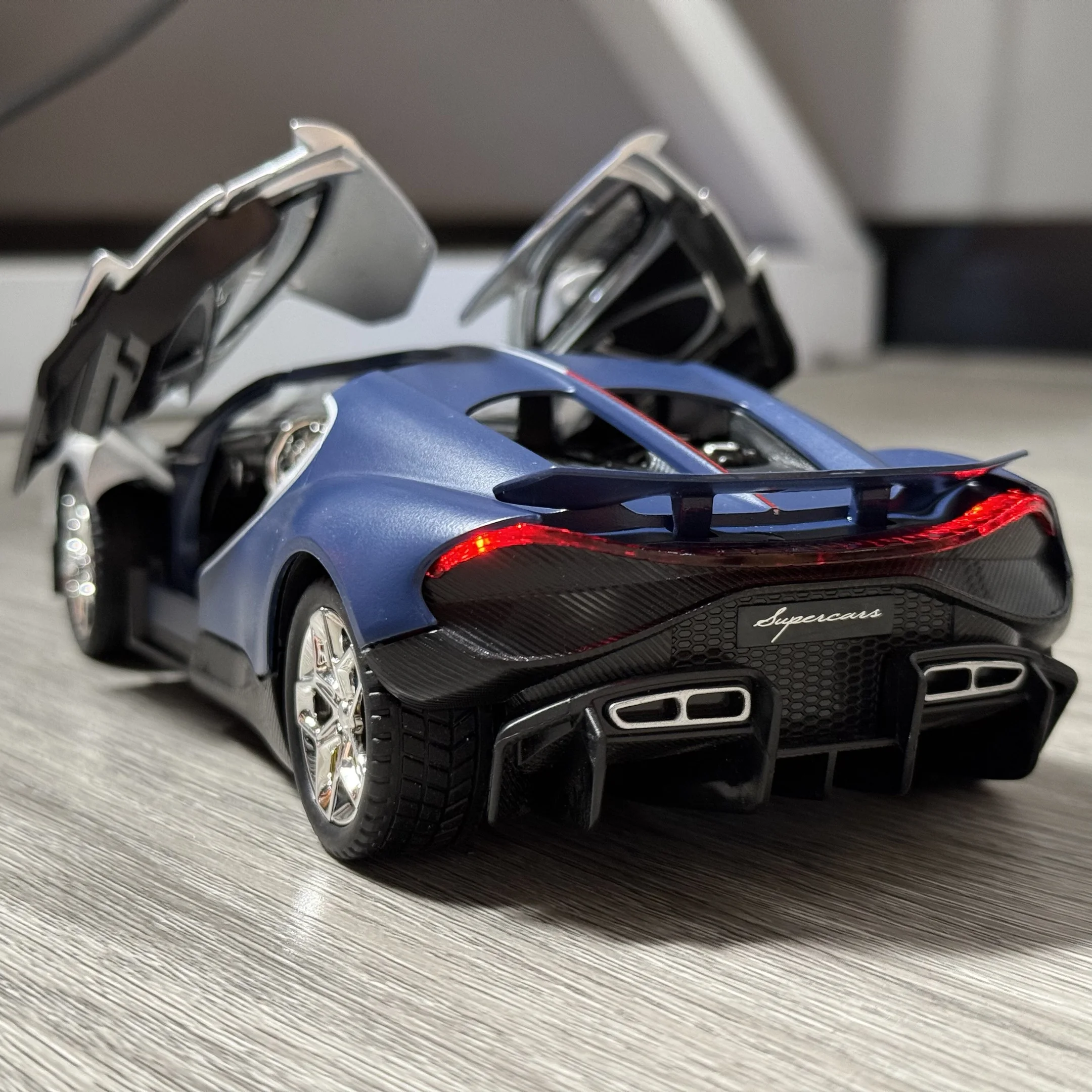 1:24 Scale Supercar Diecast Model with Light & Sound 6 1:24 Scale Supercar Diecast Model with Light & Sound - Image 6