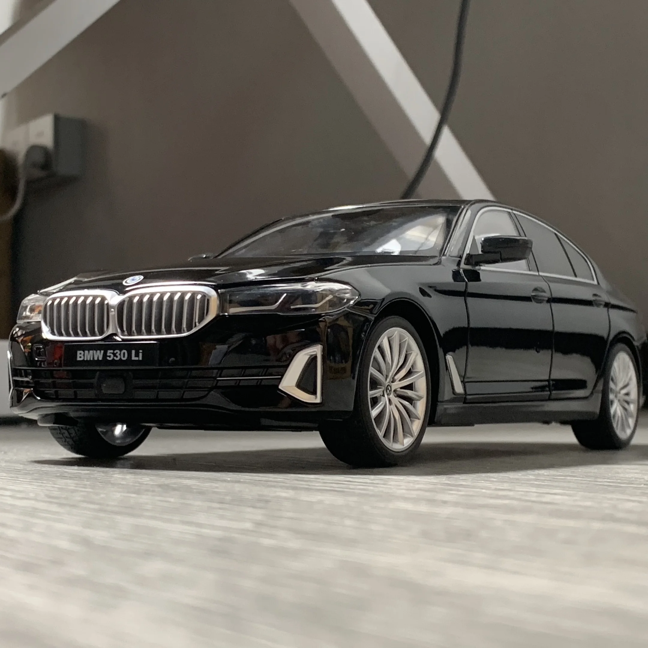 White BMW 530Li 1:18 Scale Diecast Model 4 White BMW 530Li 1:18 Scale Diecast Model - Image 4
