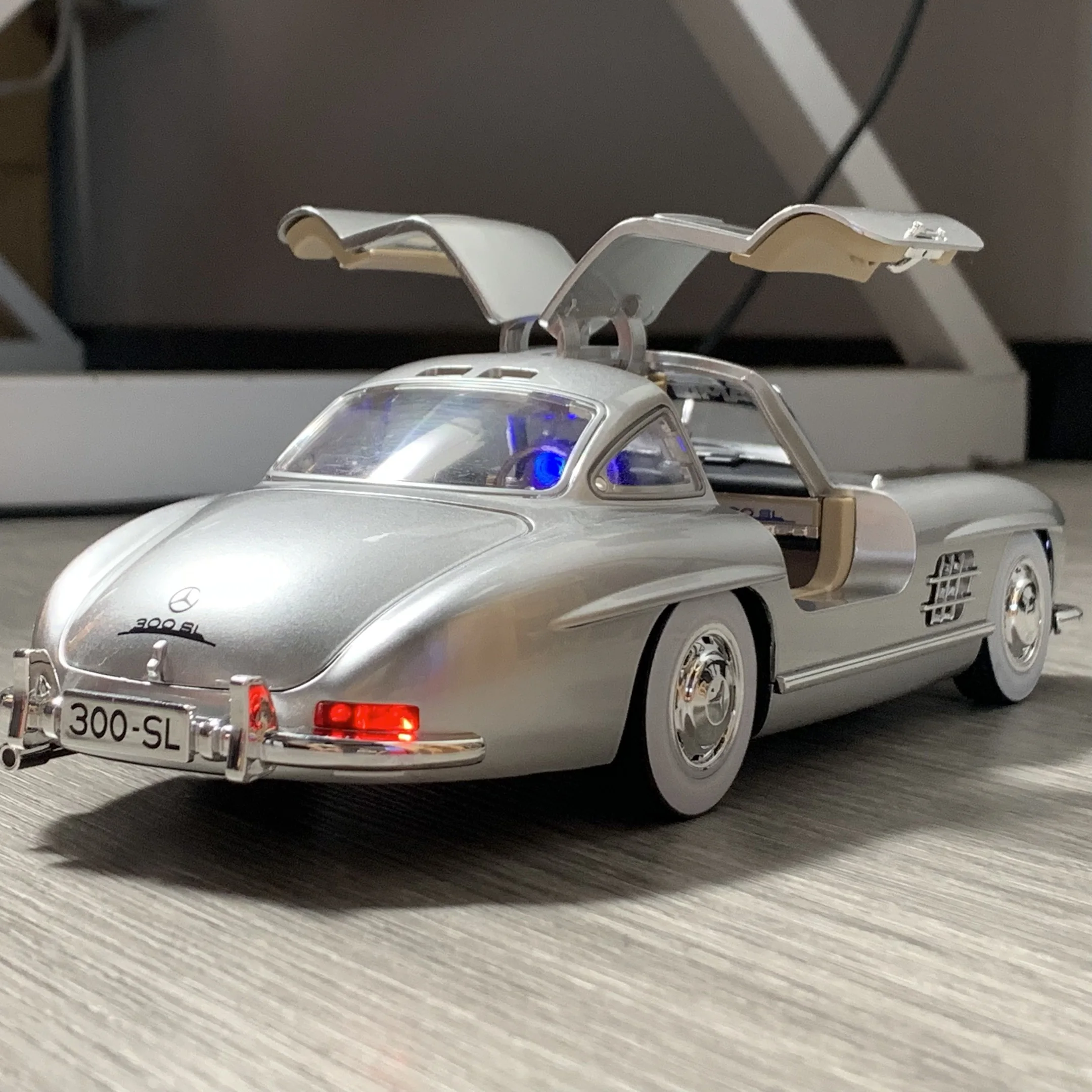 1:18 Benz 300SL Classic Model Car Replica 6 1:18 Benz 300SL Classic Model Car Replica - Image 6