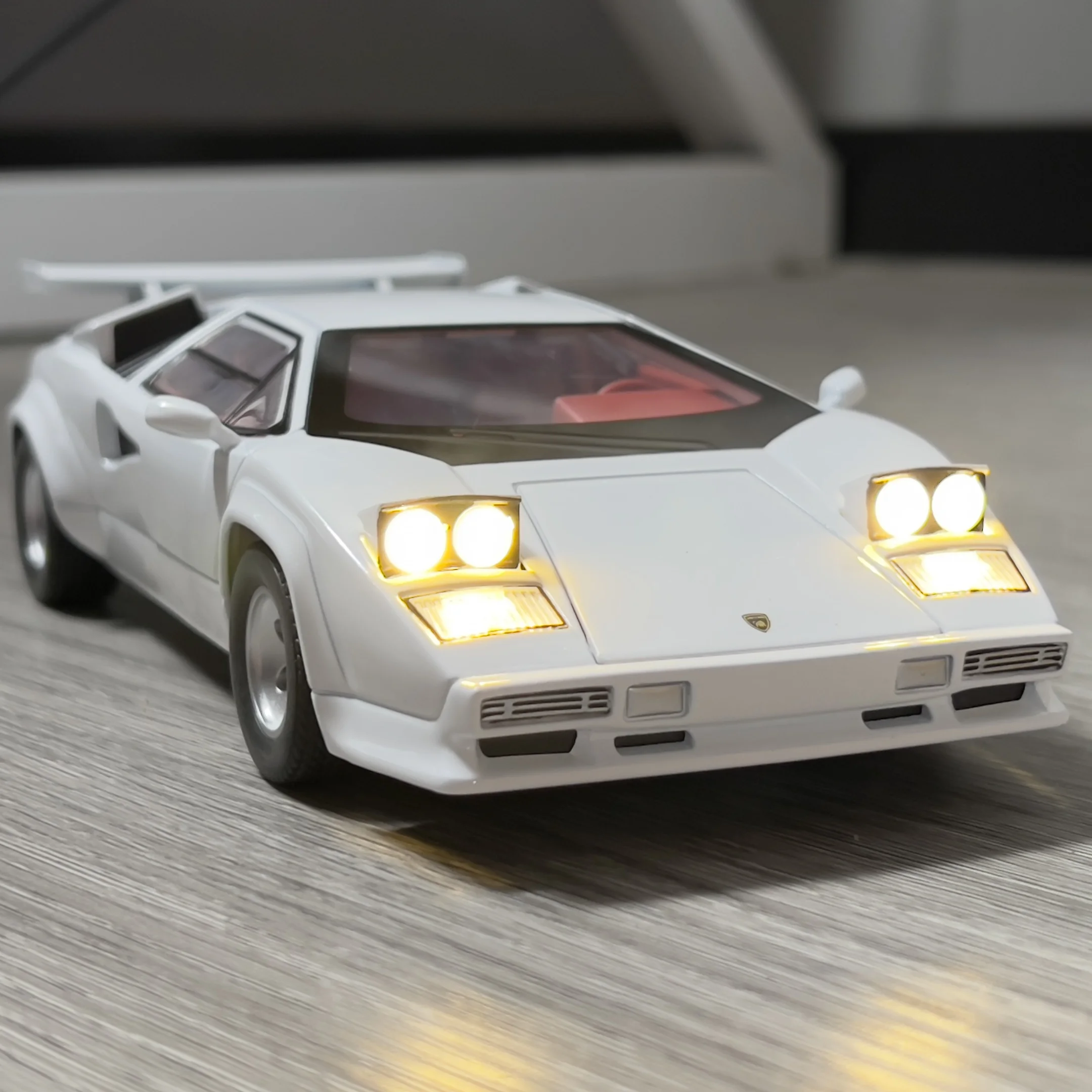 1:24 Scale Lamborghini Countach LP500S Diecast Model 5 1:24 Scale Lamborghini Countach LP500S Diecast Model - Image 5