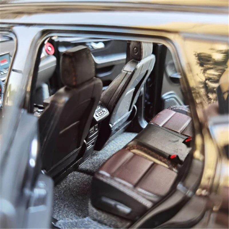 1:18 Scale Chevrolet Blazer Diecast Model 3 1:18 Scale Chevrolet Blazer Diecast Model - Image 3