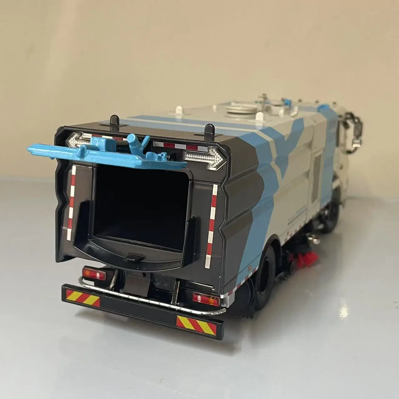 White and Blue Die-Cast Cleaning Sweeper Truck 5 White and Blue Die-Cast Cleaning Sweeper Truck - Image 5