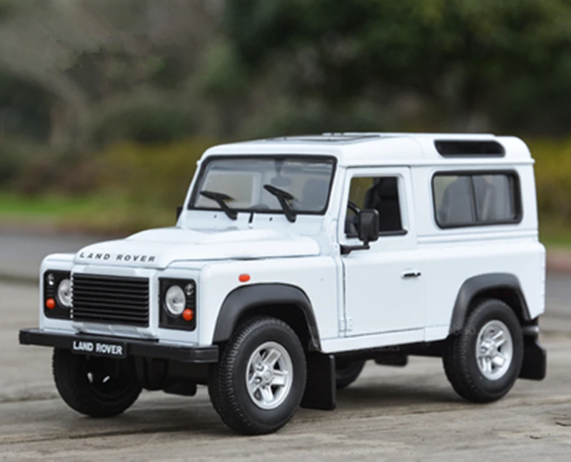 White Land Rover Defender Model 1:24 Scale 7 White Land Rover Defender Model 1:24 Scale - Image 7
