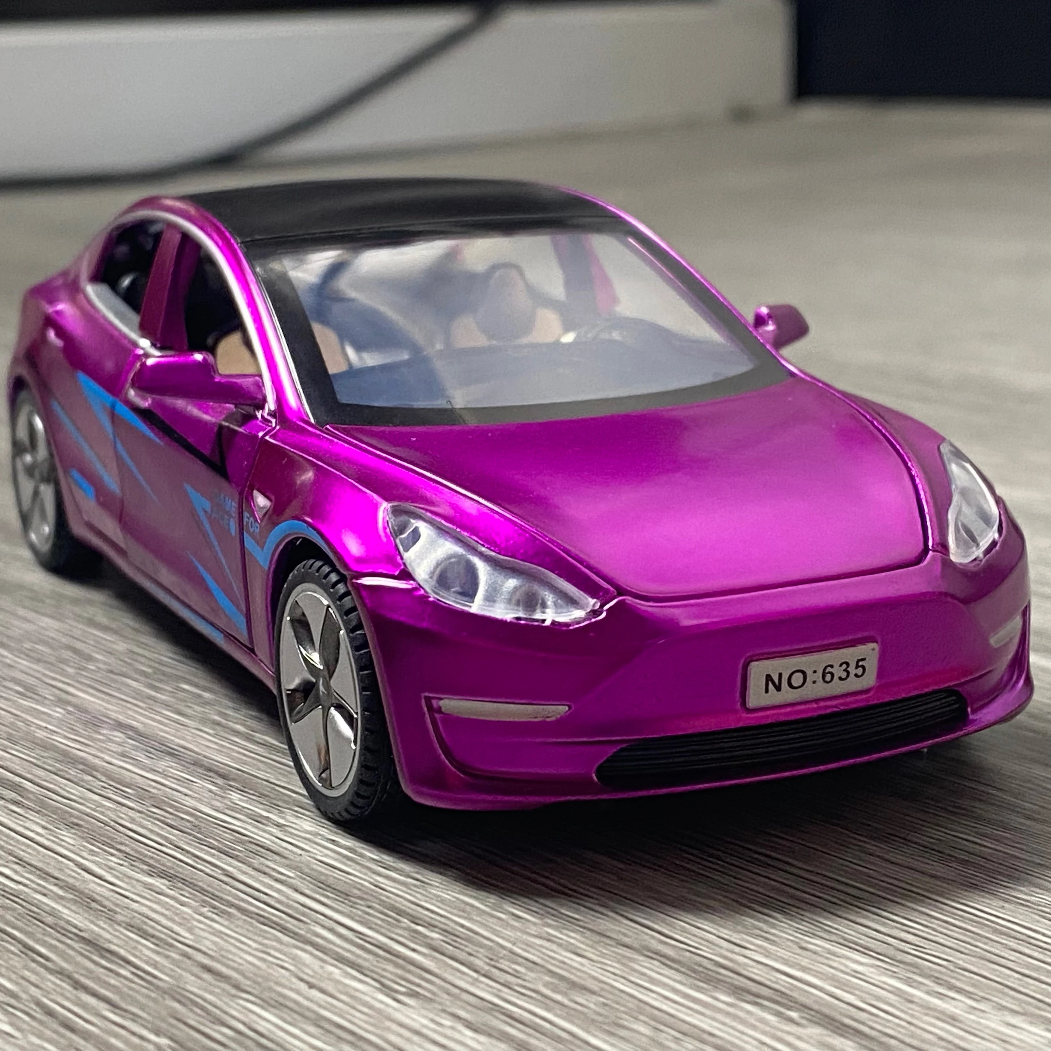 1:32 Scale Electric Car Model in Pink 1 1:32 Scale Electric Car Model in Pink