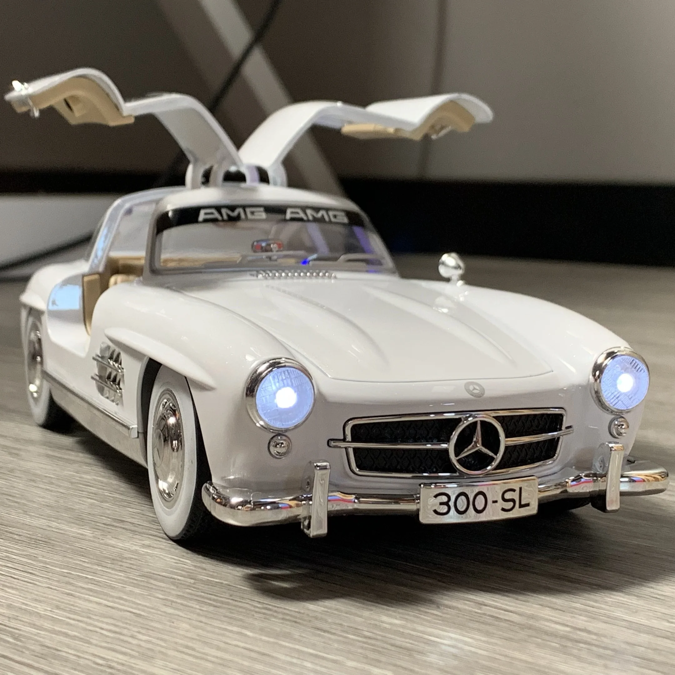 1:18 Benz 300SL Classic Model Car Replica 3 1:18 Benz 300SL Classic Model Car Replica - Image 3