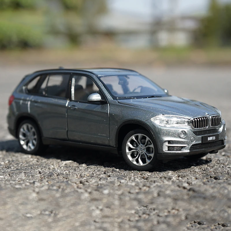 BMW X5 1:24 Diecast Model with Detailing 8 BMW X5 1:24 Diecast Model with Detailing - Image 8