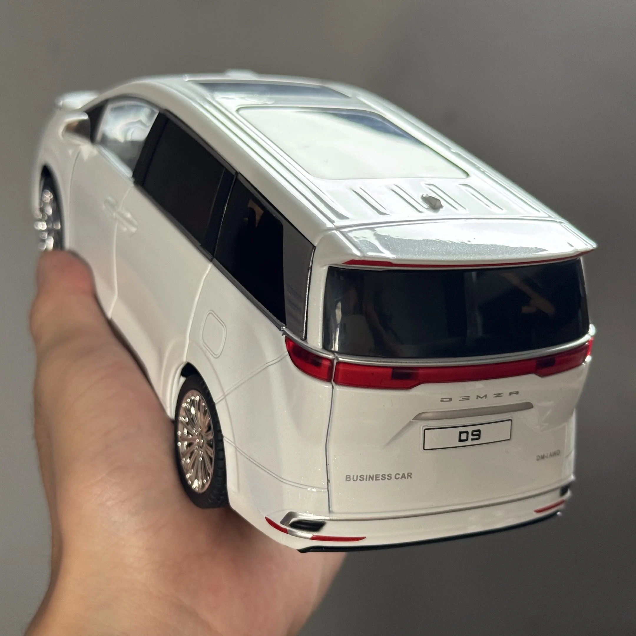 1:24 DENZA D9 MPV Diecast Model Collector's Gift 5 1:24 DENZA D9 MPV Diecast Model Collector's Gift - Image 5