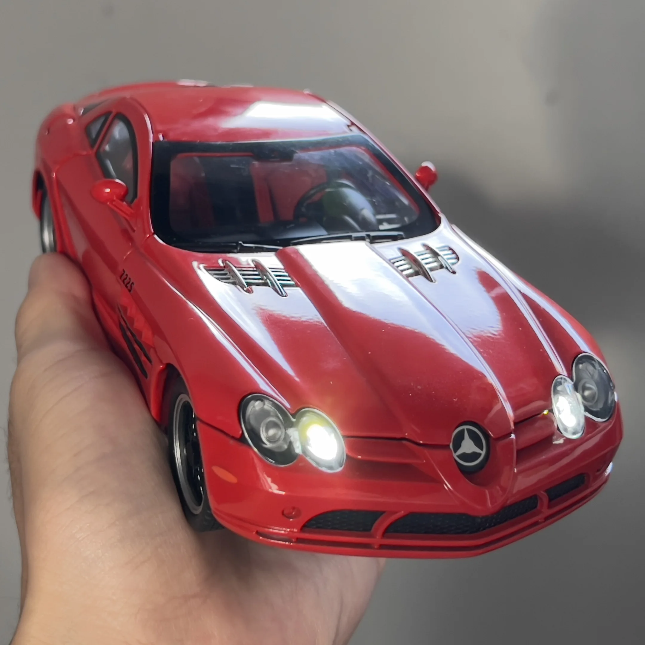 Mercedes-Benz SLR McLaren 722 S Roadster Model 1:24 Scale 6 Mercedes-Benz SLR McLaren 722 S Roadster Model 1:24 Scale - Image 6