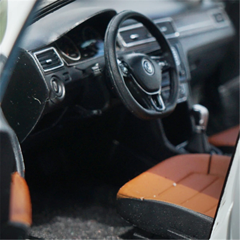 VW Gran Santana SUV 1:18 Diecast Model 5 VW Gran Santana SUV 1:18 Diecast Model - Image 5