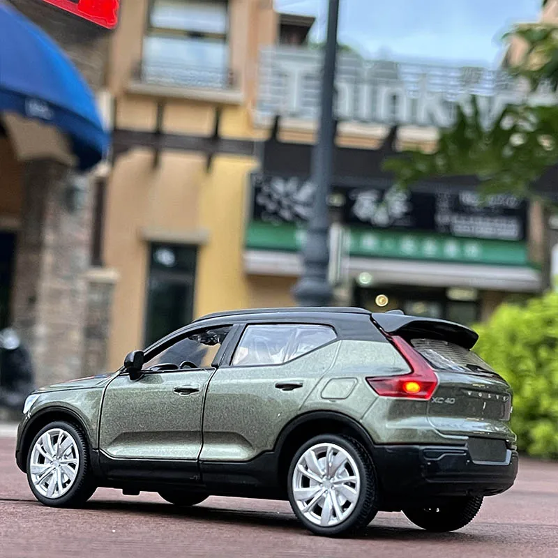 Volvo XC40 1:32 Scale Diecast Model Black 3 Volvo XC40 1:32 Scale Diecast Model Black - Image 3