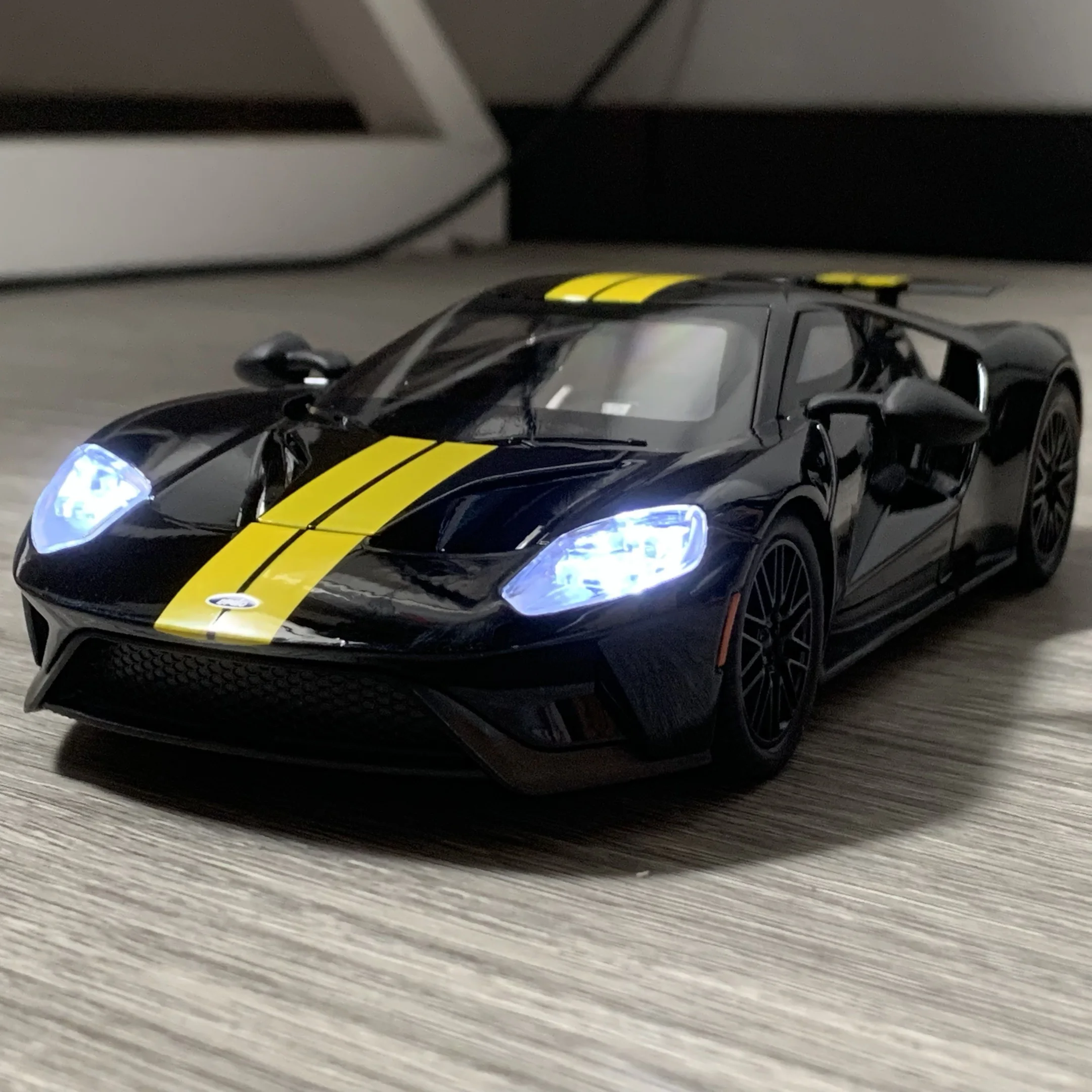 Vibrant Yellow Ford GT 1:24 Diecast Model 3 Vibrant Yellow Ford GT 1:24 Diecast Model - Image 3