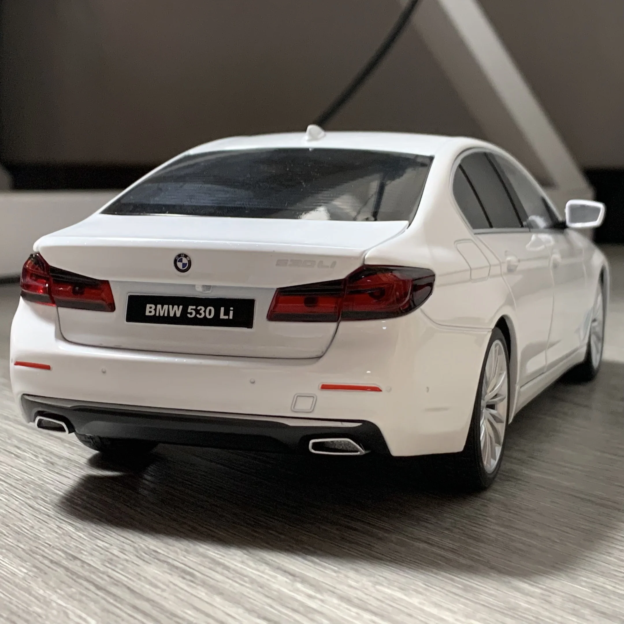 White BMW 530Li 1:18 Scale Diecast Model 5 White BMW 530Li 1:18 Scale Diecast Model - Image 5