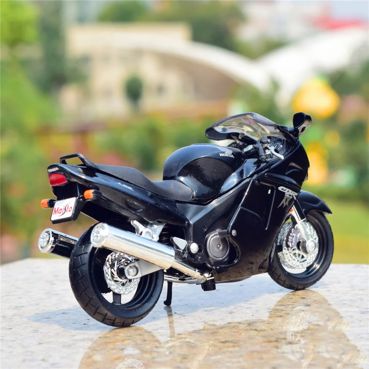 Honda CBR1100XX 1:18 Scale Diecast Model 3 Honda CBR1100XX 1:18 Scale Diecast Model - Image 3