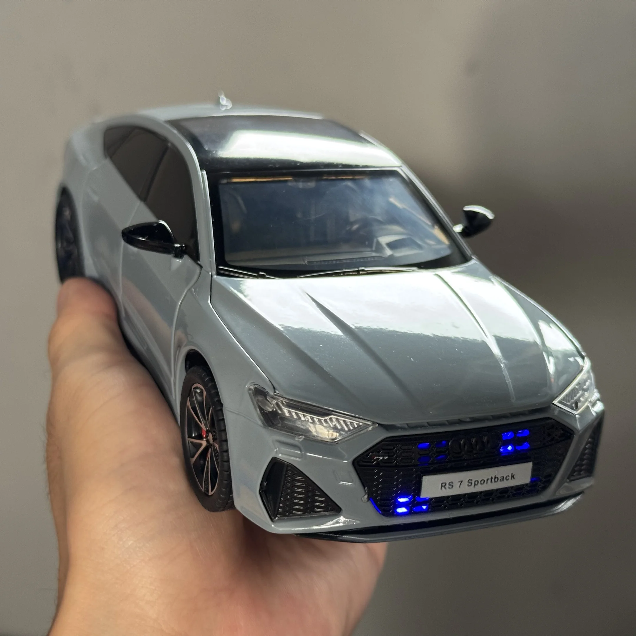 Audi RS7 Sportback 1:24 Diecast Model with Lights 3 Audi RS7 Sportback 1:24 Diecast Model with Lights - Image 3