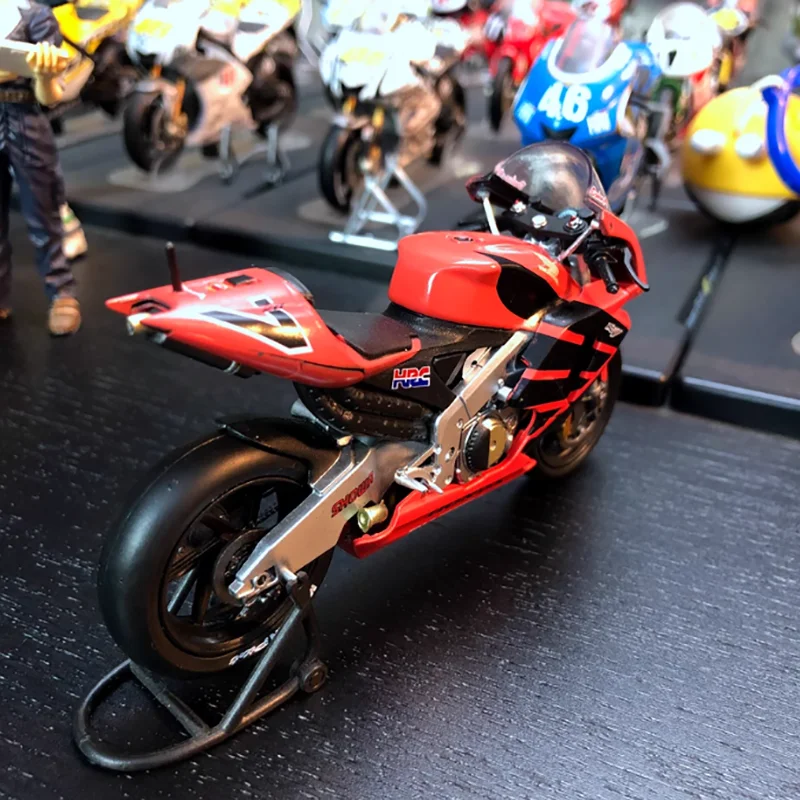 Honda RC211V 1/18 Scale Motorcycle Model 4 Honda RC211V 1/18 Scale Motorcycle Model - Image 4
