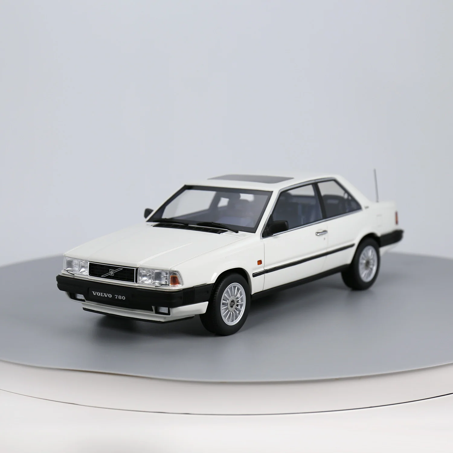 Volvo 780 Resin Model 1-18 Scale Collectible 2 Volvo 780 Resin Model 1-18 Scale Collectible - Image 2