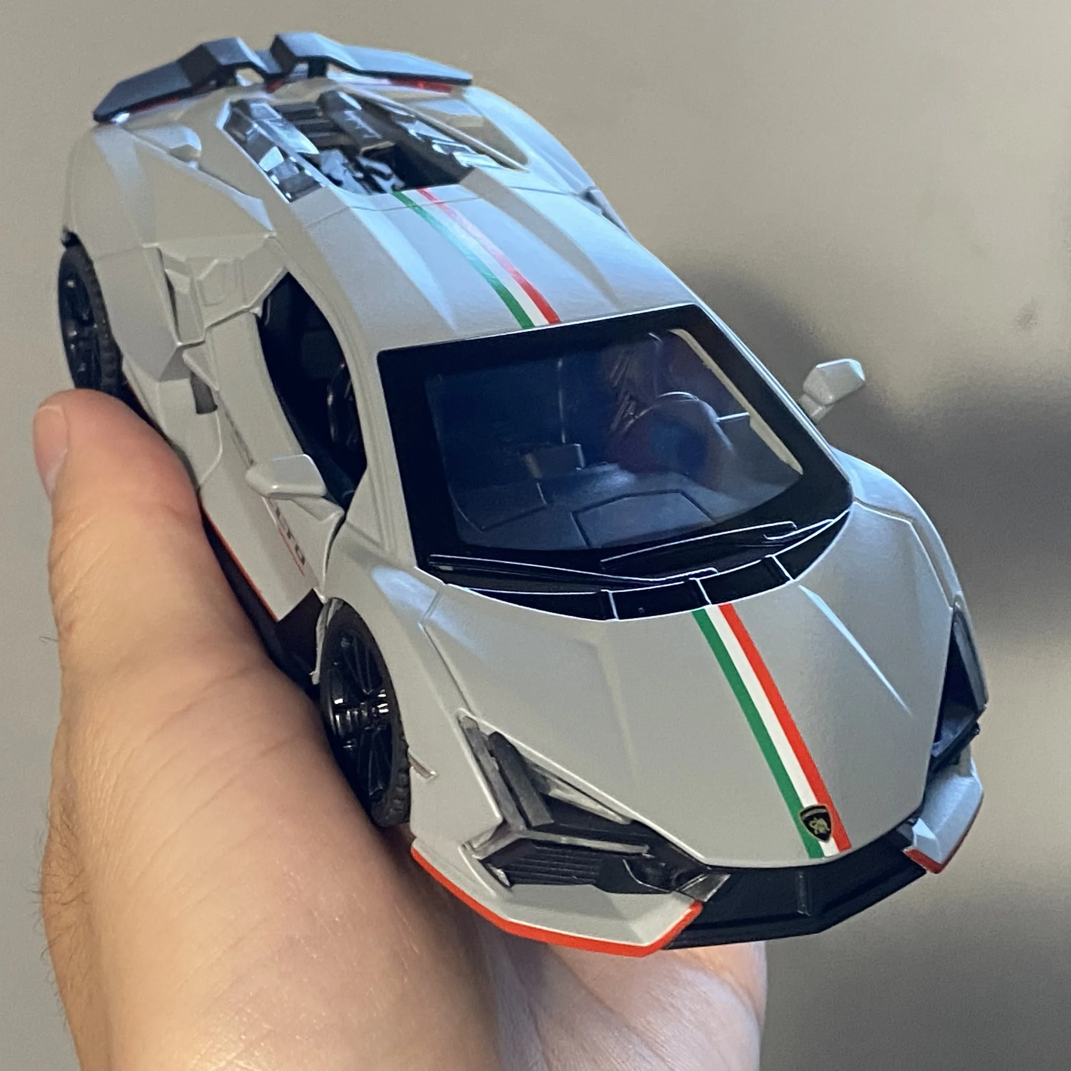 1:32 Scale Diecast Sports Car Model 1 1:32 Scale Diecast Sports Car Model