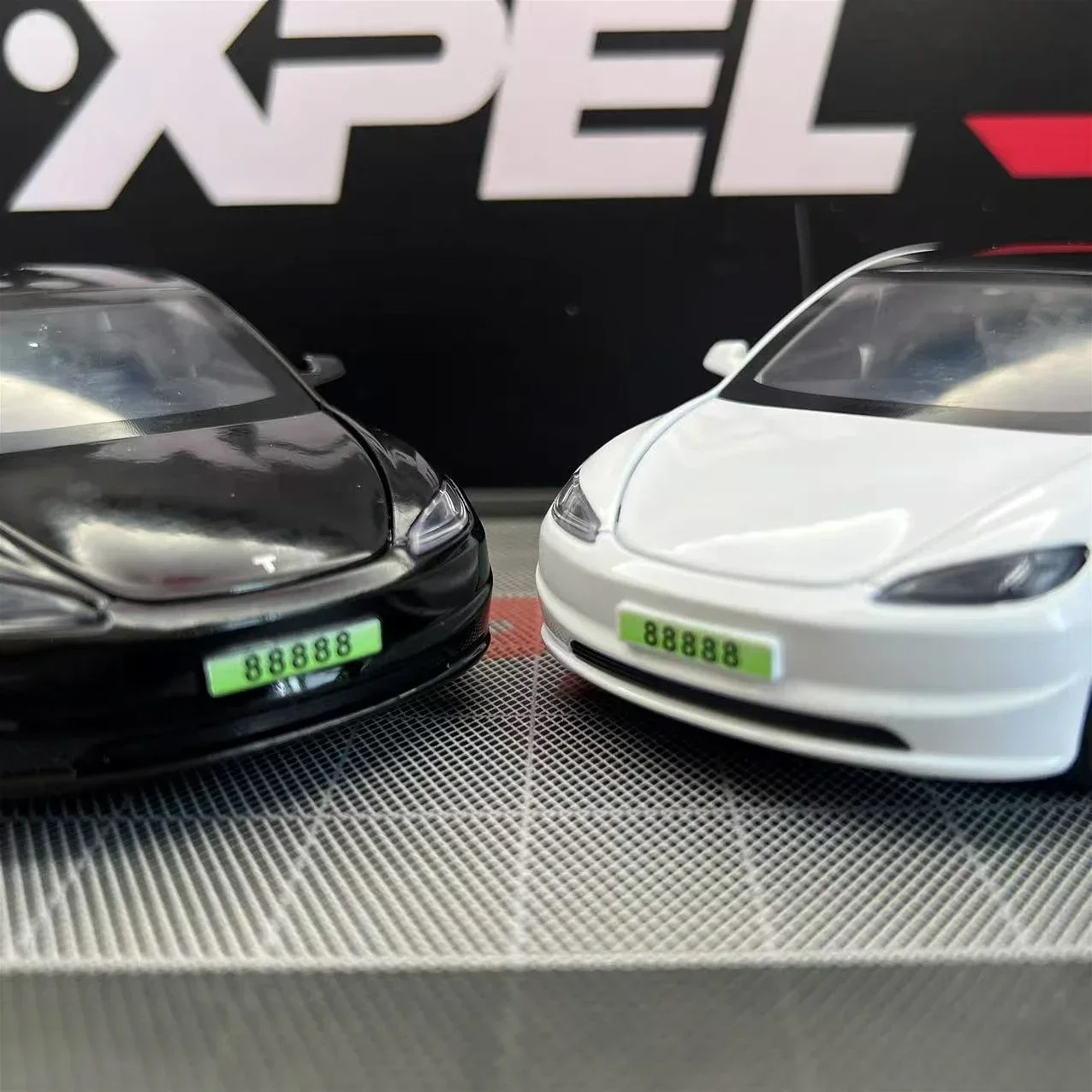 White 1:32 Scale Diecast Tesla Model 3 5 White 1:32 Scale Diecast Tesla Model 3 - Image 5