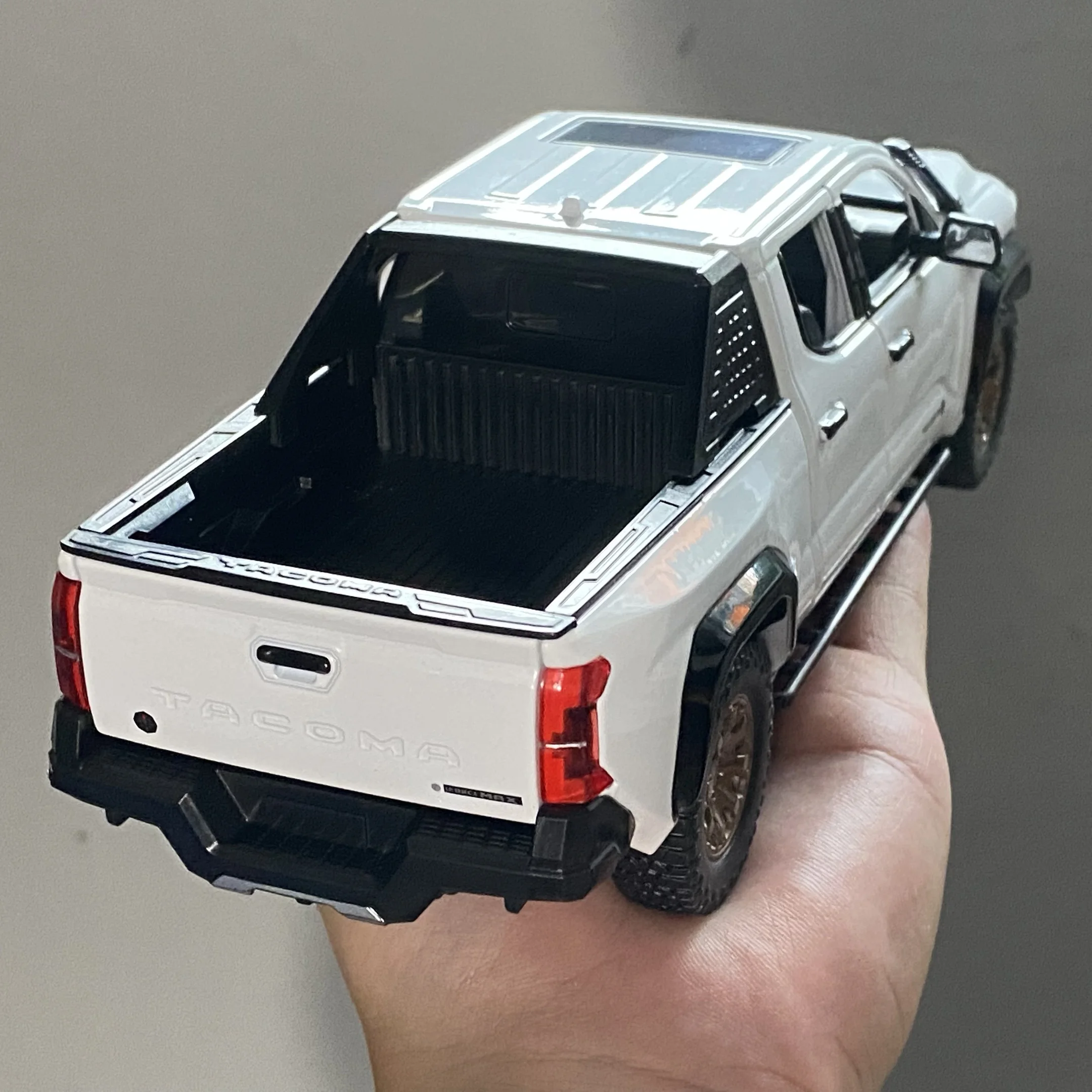 Toyota Tacoma Urban Edition 1:24 Diecast Model 2 Toyota Tacoma Urban Edition 1:24 Diecast Model - Image 2