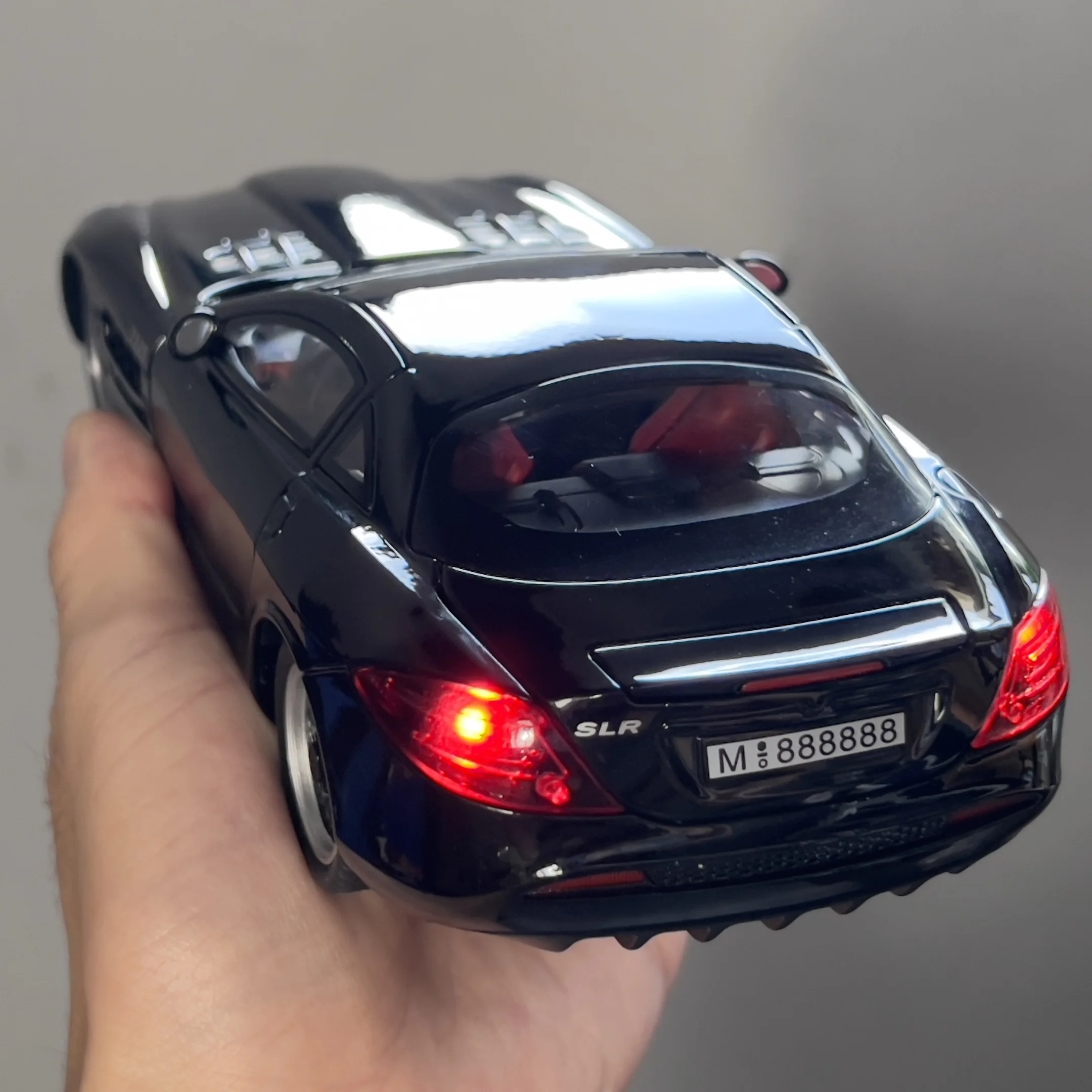 Mercedes-Benz SLR McLaren 722 S Roadster 1:24 Diecast Model 6 Mercedes-Benz SLR McLaren 722 S Roadster 1:24 Diecast Model - Image 6