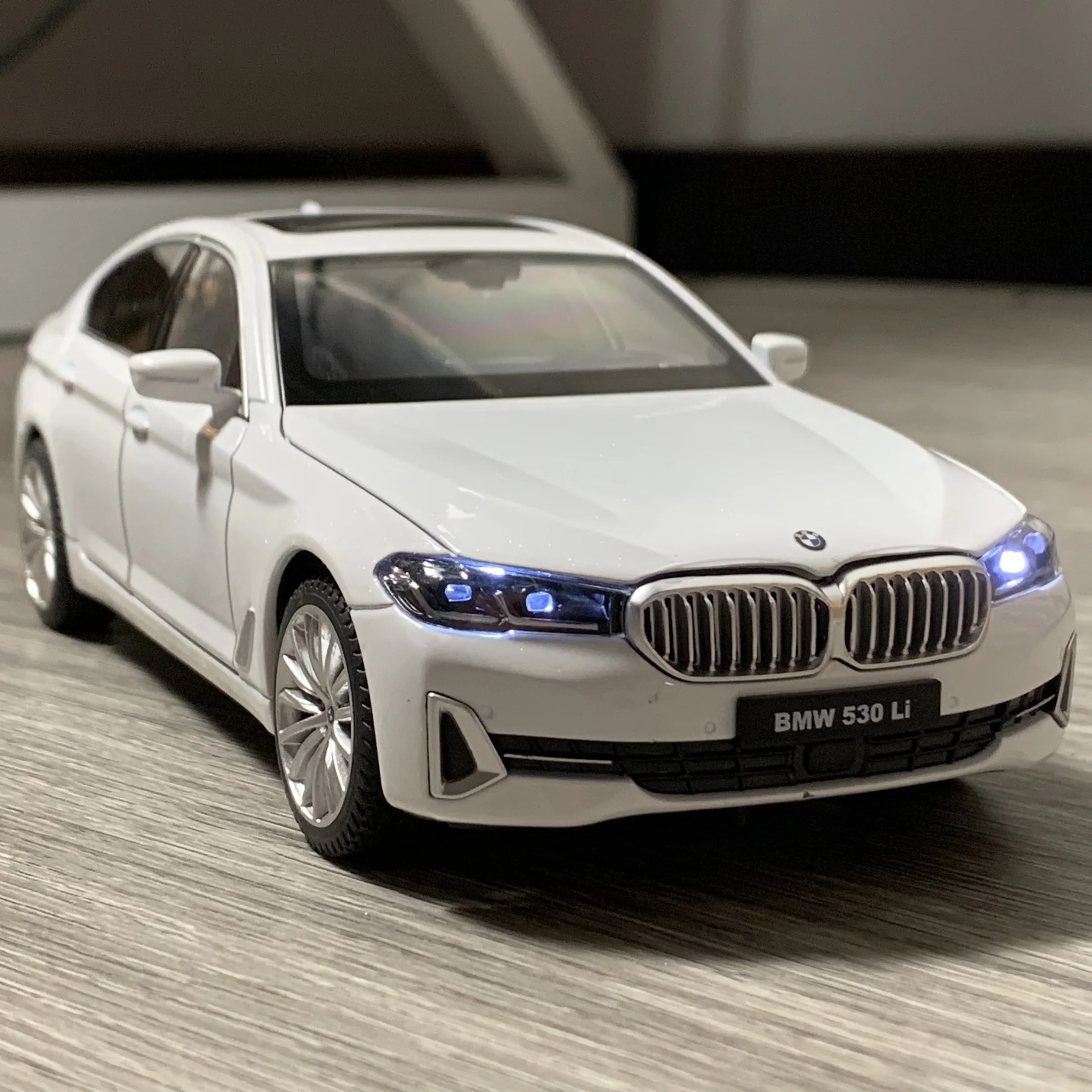 BMW 530LI Scale Model 1:24 with LED Lights 2 BMW 530LI Scale Model 1:24 with LED Lights - Image 2