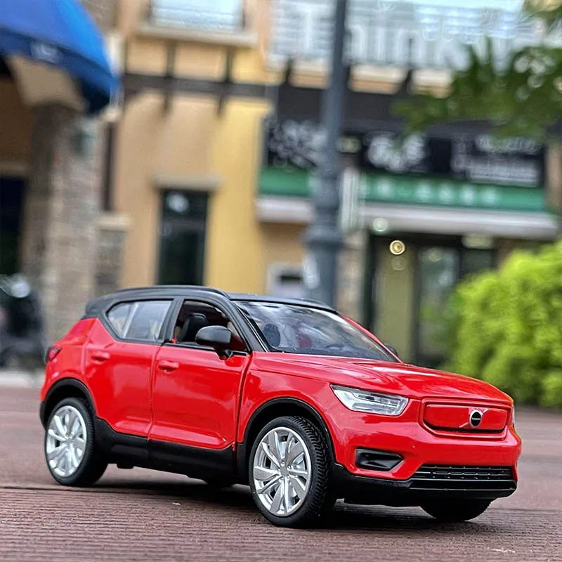 Volvo XC40 1:32 Scale Diecast Model Black 2 Volvo XC40 1:32 Scale Diecast Model Black - Image 2