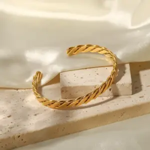 Gold-Tone Stainless Steel Link Bracelet for Women 8 A254e7c3ff0db4777bf2c5510c2ca107cr