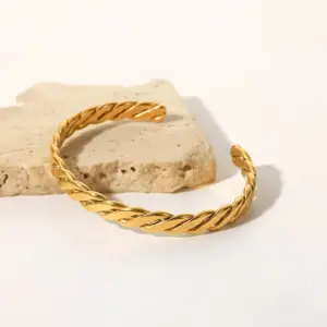 Gold-Tone Stainless Steel Link Bracelet for Women 11 A4cafa51aac7d41e6b66843469a58c5223