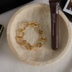 Ae32a83bb923e4a6480f56f2eb0df2822S