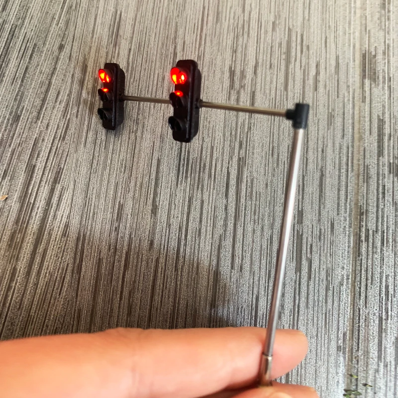 HO Scale Model Traffic Light Set 4 HO Scale Model Traffic Light Set - Image 4