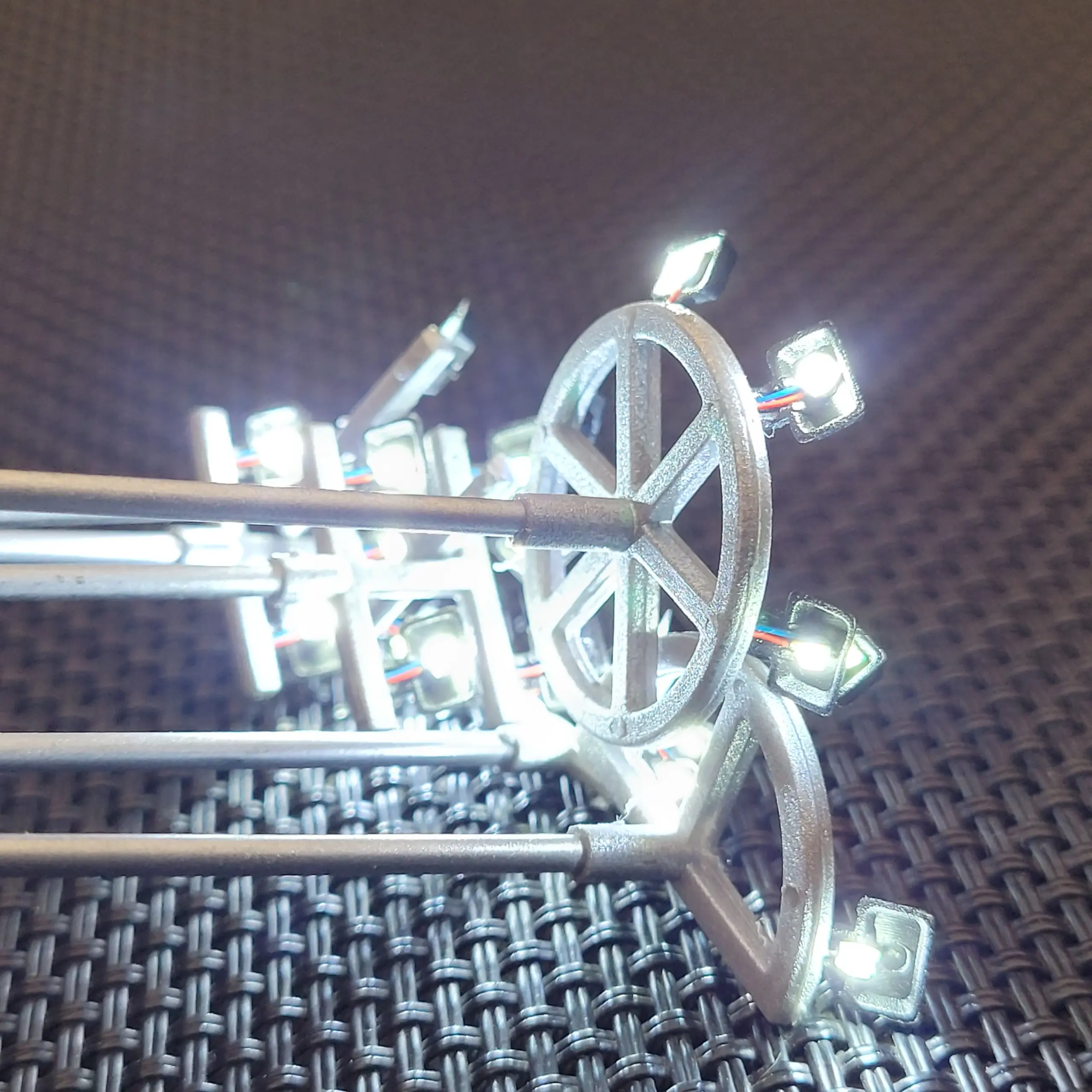 HO Scale Miniature Street Light Set (2, 3, or 4 Pieces) 6 HO Scale Miniature Street Light Set (2, 3, or 4 Pieces) - Image 6