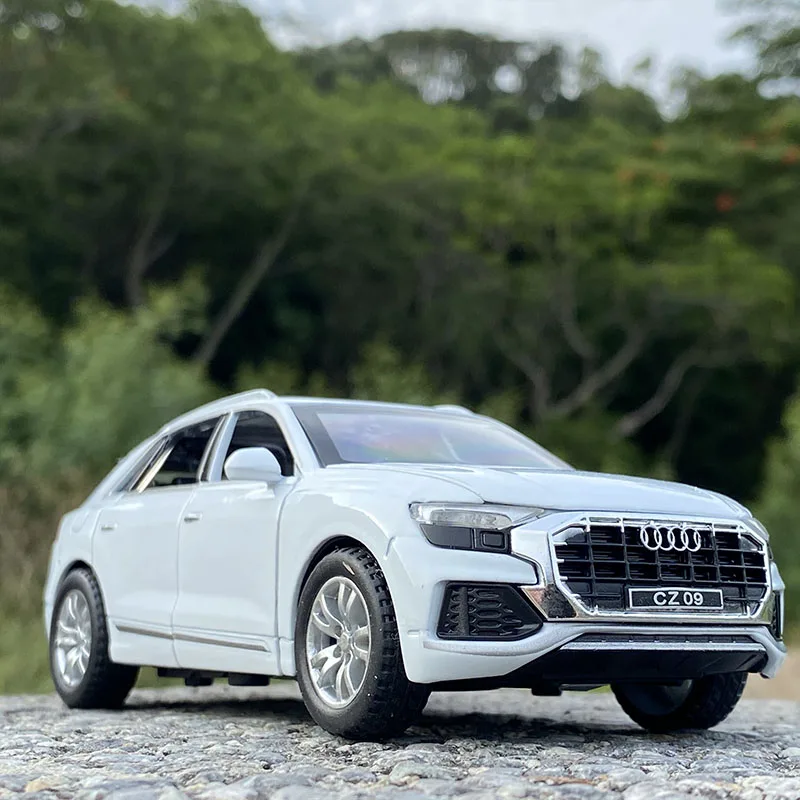 1:32 Scale Q8 SUV Diecast Model 7 1:32 Scale Q8 SUV Diecast Model - Image 7