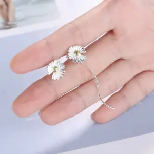Elegant Asymmetric Daisy Chain Earrings in Silver 11 H72545343b5be42ada56f964b664693e3U