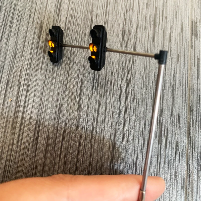 HO Scale Model Traffic Light Set 3 HO Scale Model Traffic Light Set - Image 3