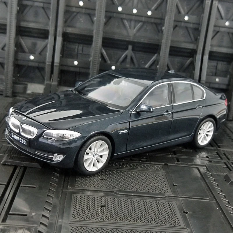 BMW 535i Scale Diecast Model - 1:24 Replica 9 BMW 535i Scale Diecast Model - 1:24 Replica - Image 9