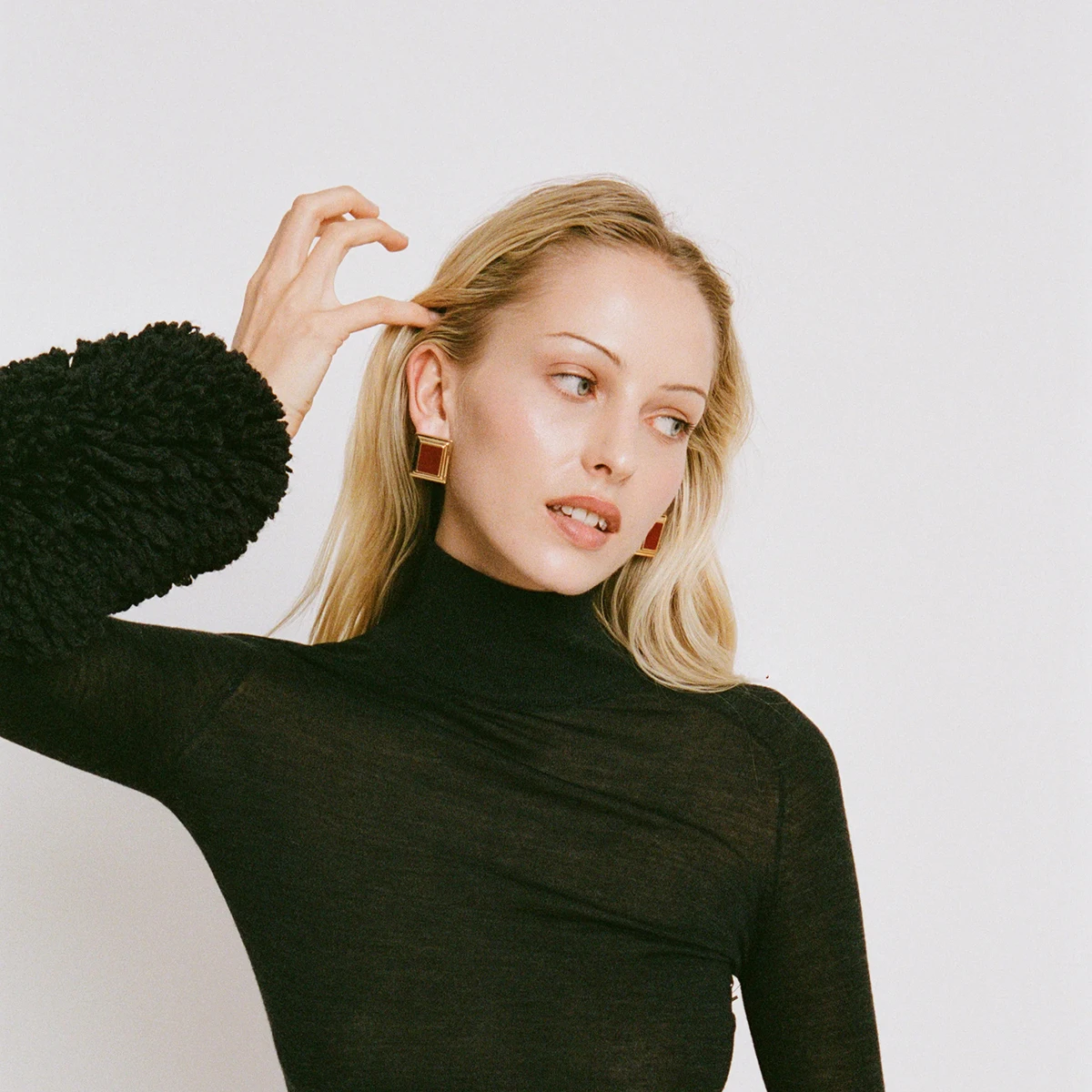 Stainless Steel Gold Square Earrings JDE0112030 3 Stainless Steel Gold Square Earrings JDE0112030 - Image 3