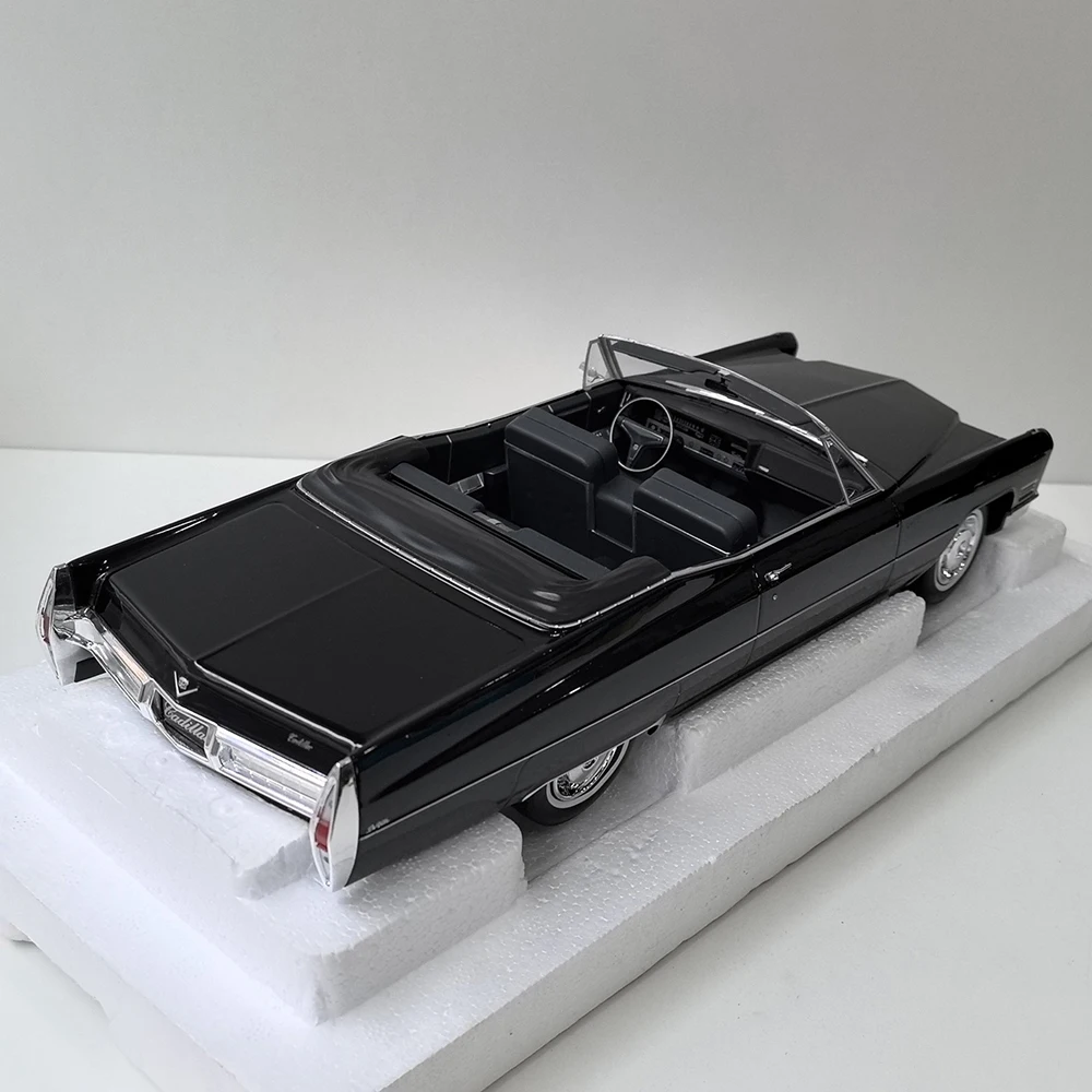 1:18 Scale Black Cadillac Alloy Convertible Model 3 1:18 Scale Black Cadillac Alloy Convertible Model - Image 3