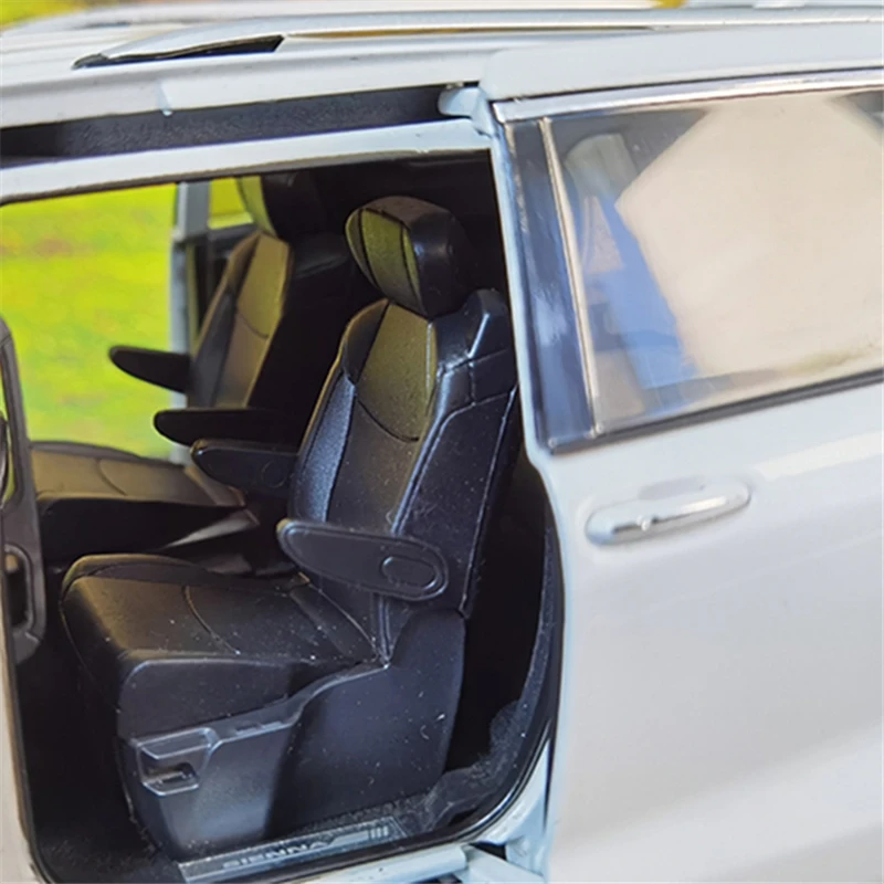 1:18 White Toyota Sienna Diecast Model 4 1:18 White Toyota Sienna Diecast Model - Image 4