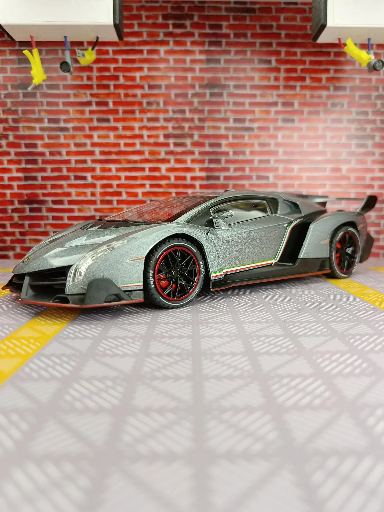 1:24 Lamborghini Veneno Diecast Model 4 1:24 Lamborghini Veneno Diecast Model - Image 4