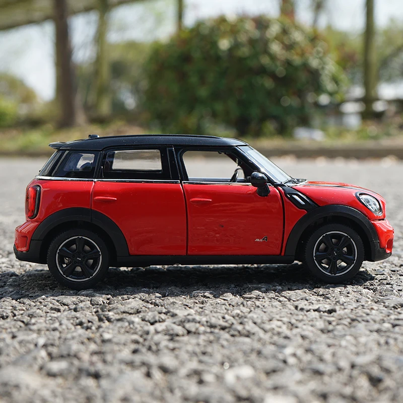 Mini Cooper S 1:24 Scale Diecast Model - Red or Blue 4 Mini Cooper S 1:24 Scale Diecast Model - Red or Blue - Image 4